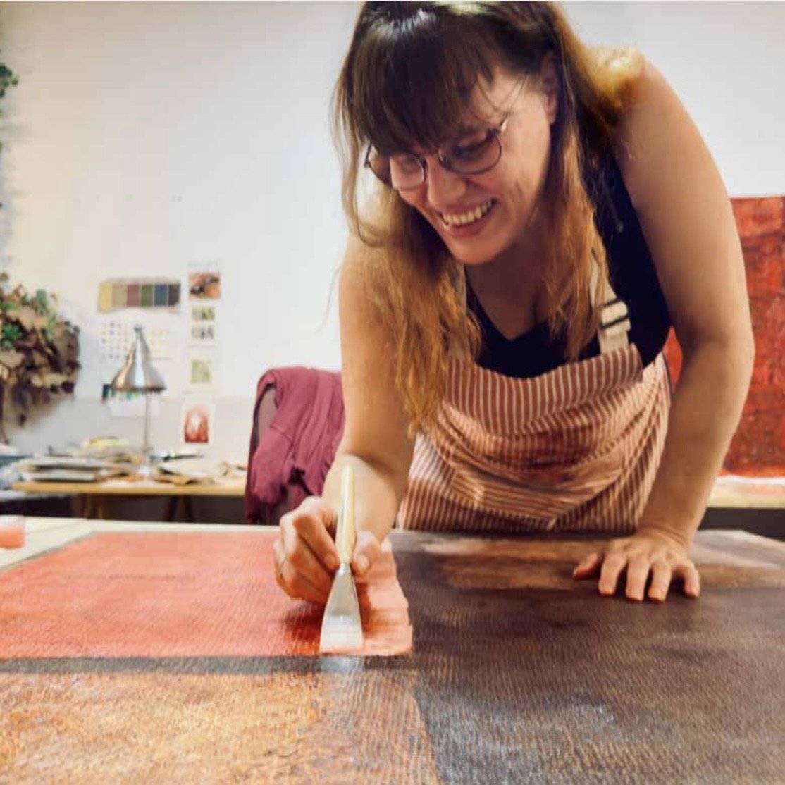 À l’atelier, un pinceau à la main — photo Laurent Mann